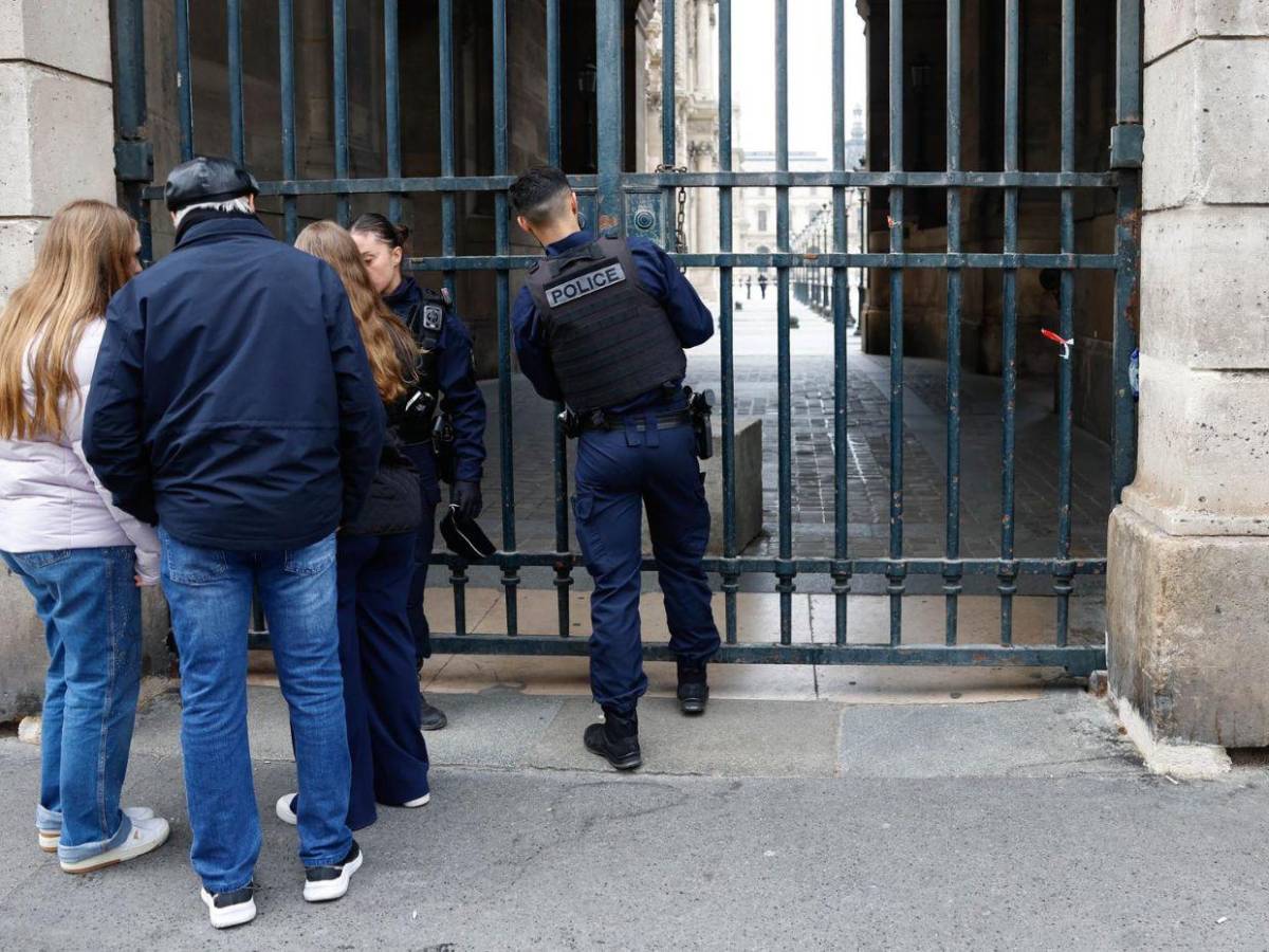 Cuatro ladrones y siete minutos: Lo que se sabe del robo de joyas de la corona francesa en el Louvre