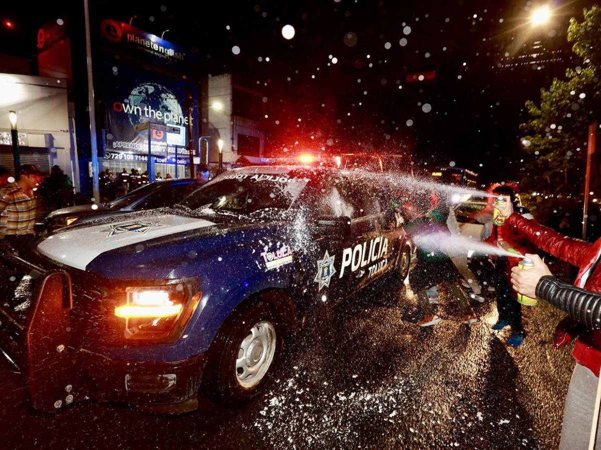 Suben a cuatro los muertos en festejo por triunfo de México: Fue una oleada de gente