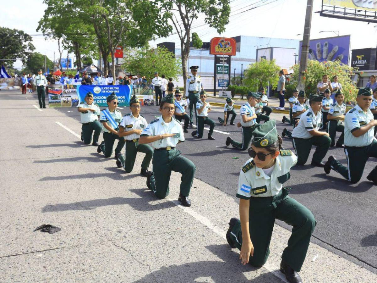 Cuadros de cadetes honran a la patria en los desfiles de independencia