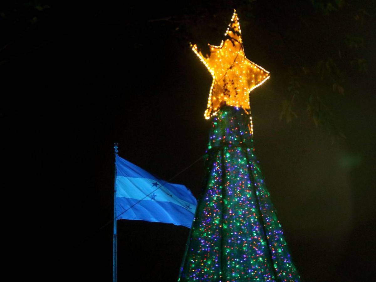 La capital viste sus noches de luces y alegría en la víspera de Navidad La capital viste sus noches de luces y alegría en la víspera de Navidad