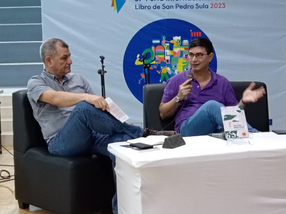Mario Gallardo, junto a José Antonio Funes durante la presentación del libro en San Pedro Sula.