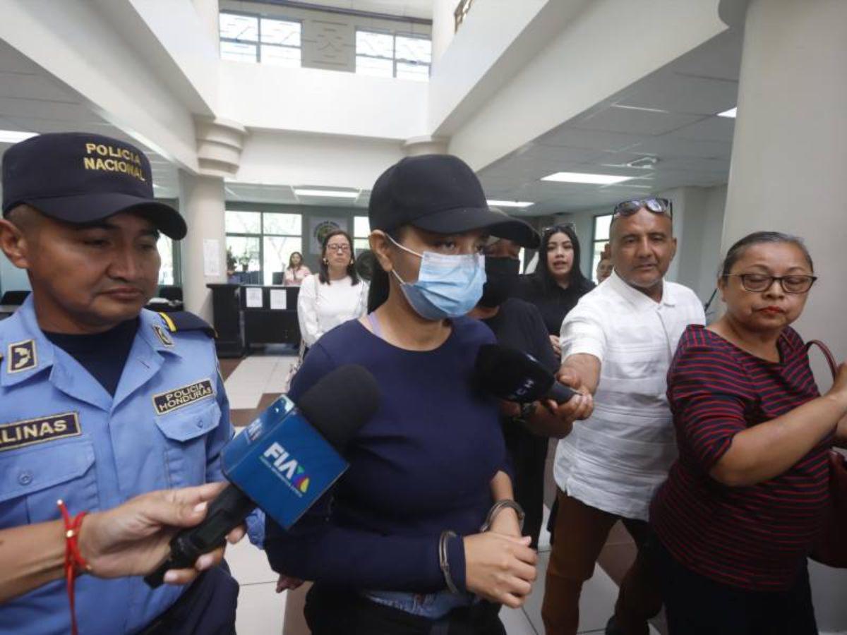 Esposada, con gorra y la mirada perdida: así llegó la odontóloga que mató a su bebé de tres años a la audiencia