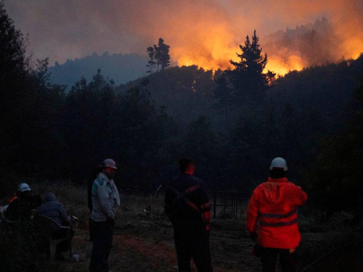 Megaincendios arrasan el sur de Chile y autoridades decretan estado de catástrofe