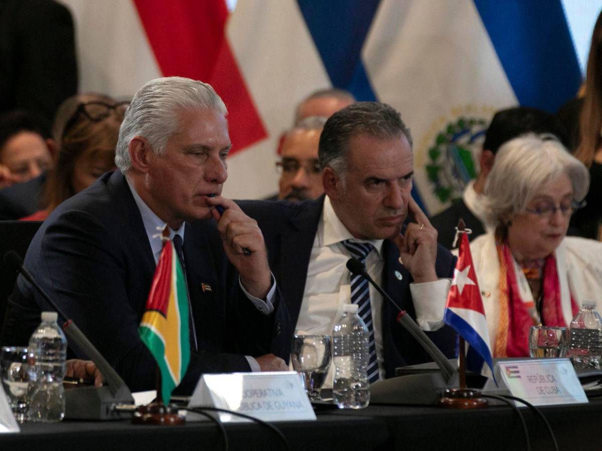 Entre secreteo y aburrimiento: los momentos y gestos incómodos en la Cumbre de la Celac