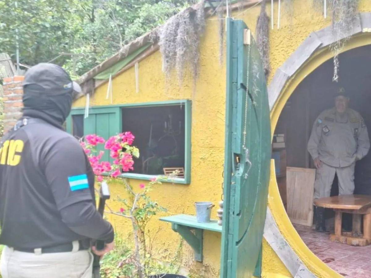 Semidestruida y sin utensilios luce la cabaña donde encontraron a Luis y Alejandra