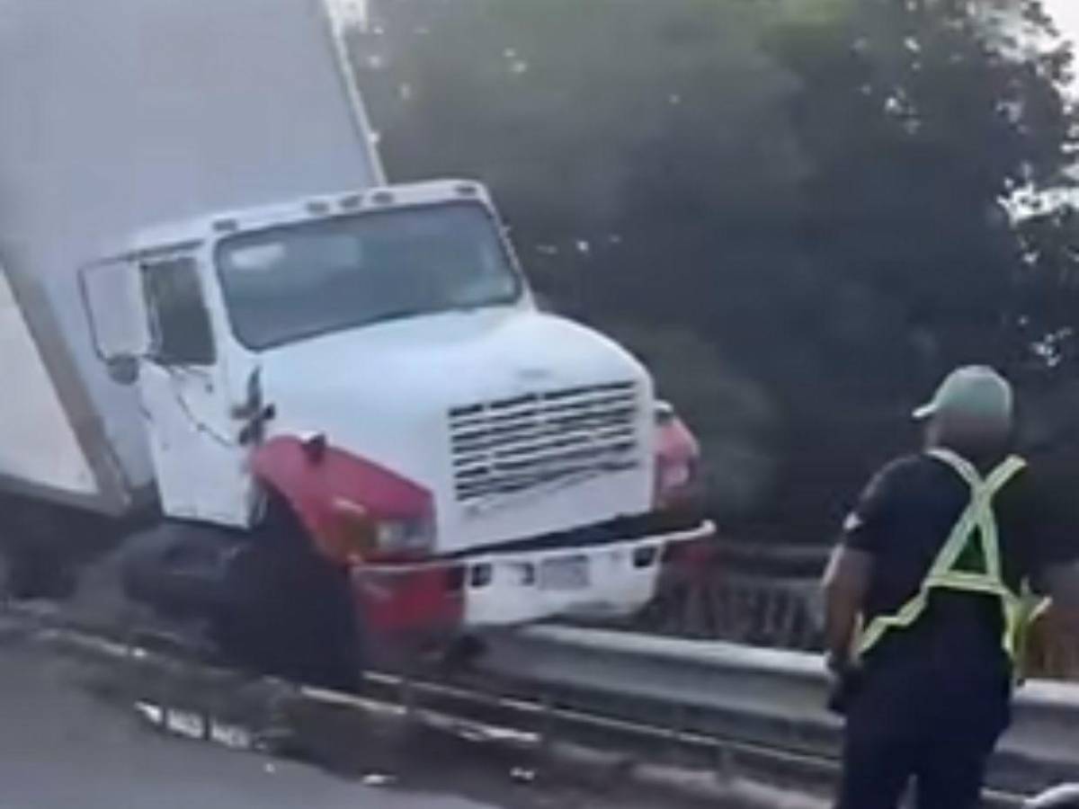 Por esquivar un perro: Camión queda al filo de puente y deja conductor herido en La Ceiba
