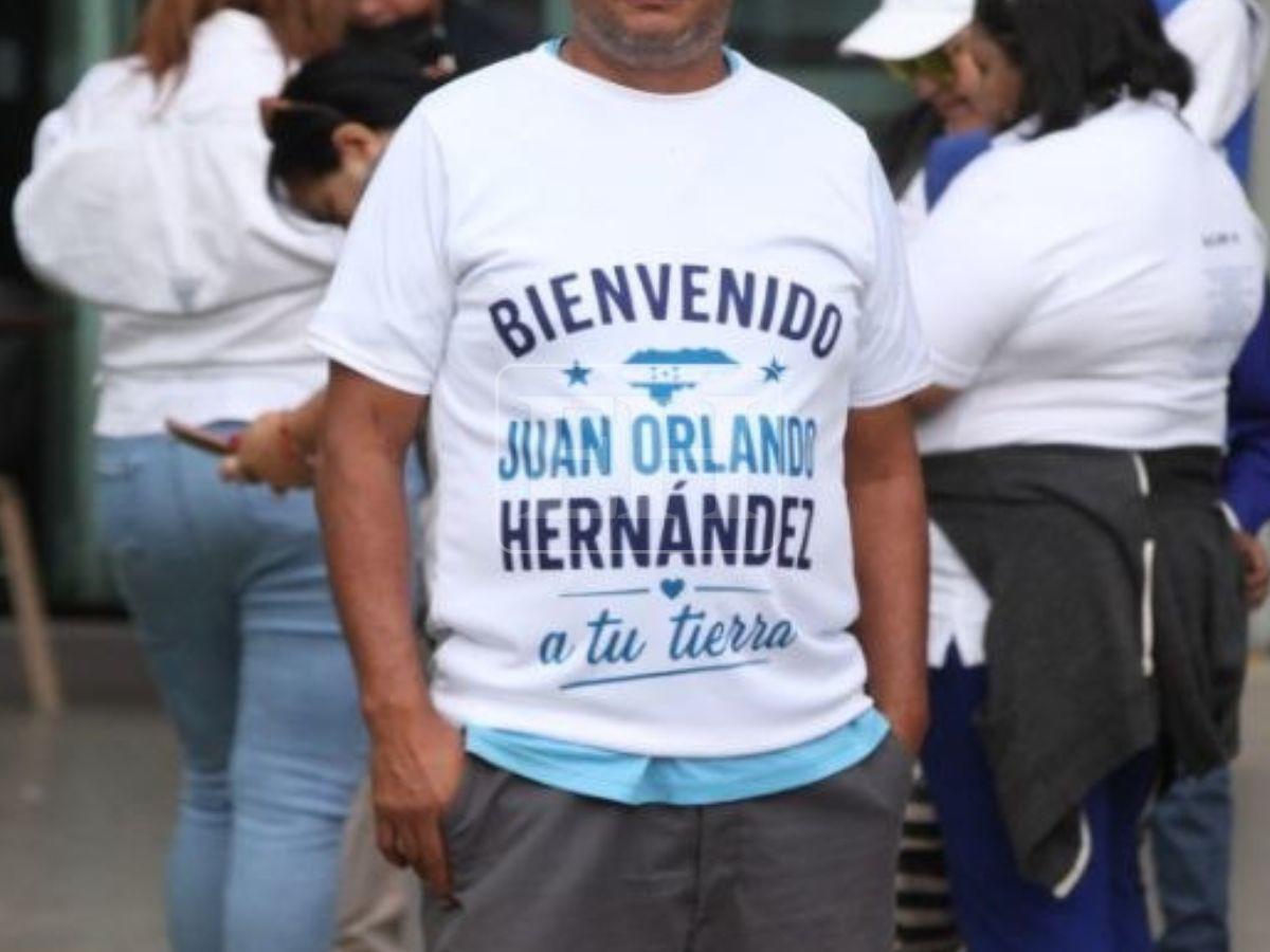 Nacionalistas llegan con camisetas y pancartas para recibir a Juan Orlando Hernández en Palmerola