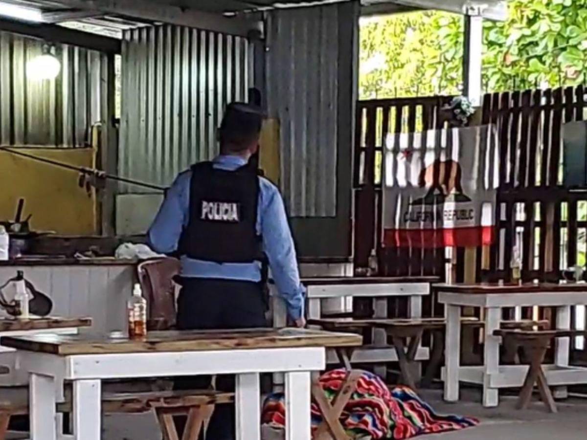 Familiares esperan restos de las víctimas de la matanza en San Manuel, Cortés