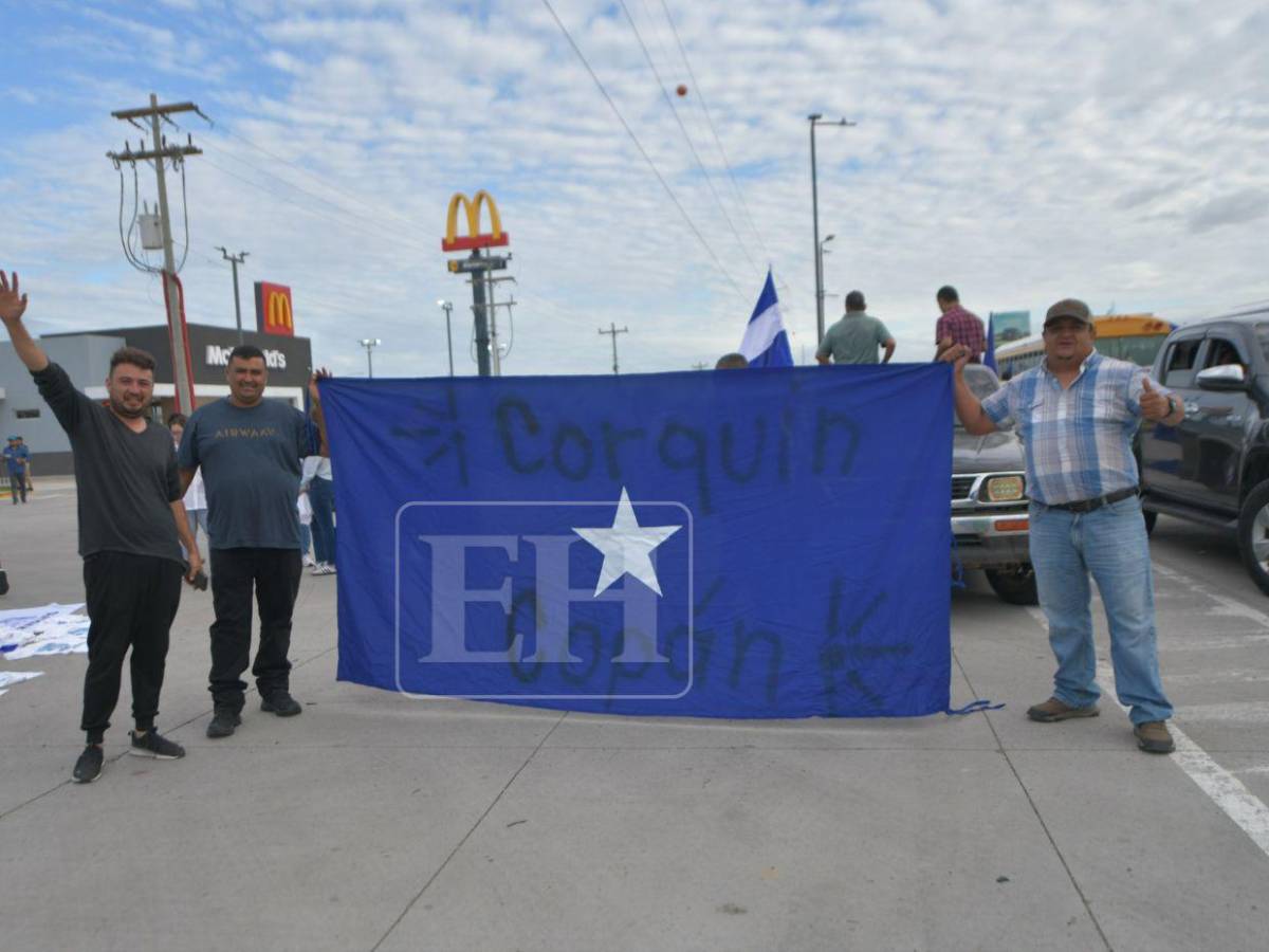 Nacionalistas llegan con camisetas y pancartas para recibir a Juan Orlando Hernández en Palmerola