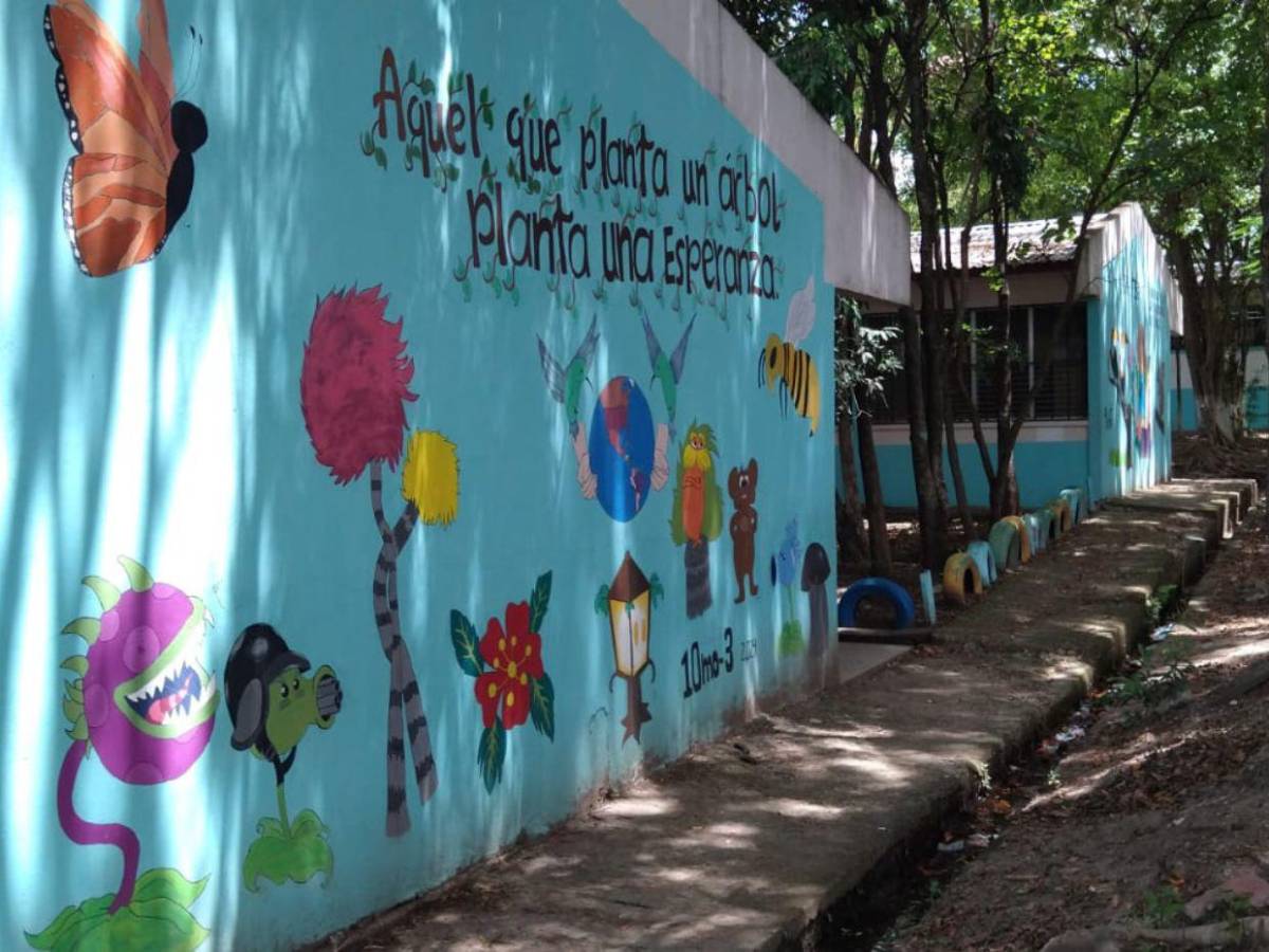 Murales ecológicos transforman el Instituto Saúl Zelaya Jiménez