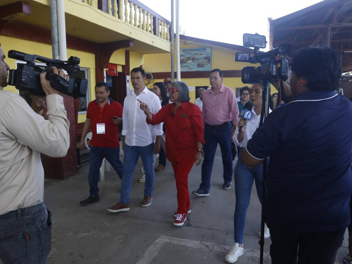 Precandidata liberal Maribel Espinoza vota y culpa a FF AA por retraso en urnas