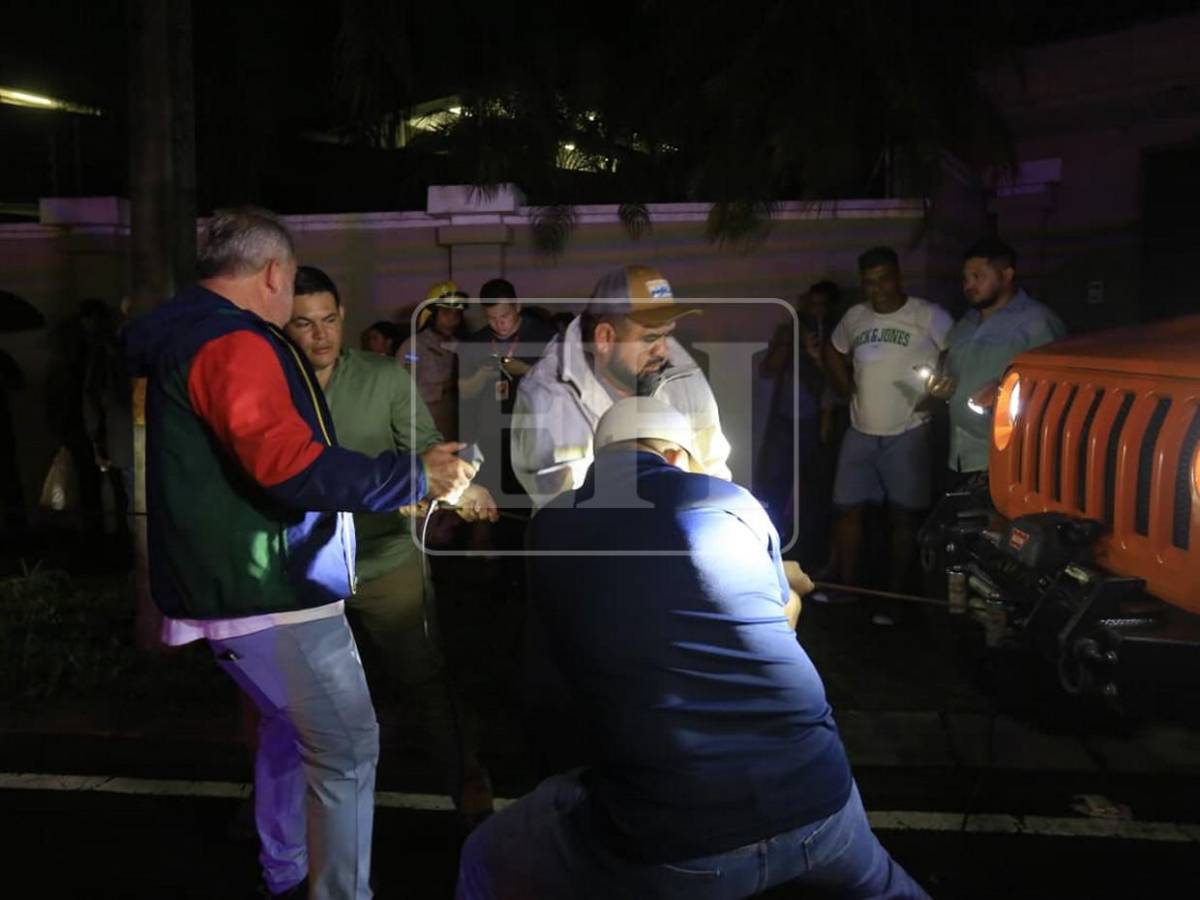 Conductora se libró de morir al ser tragada con todo y auto por socavón en SPS