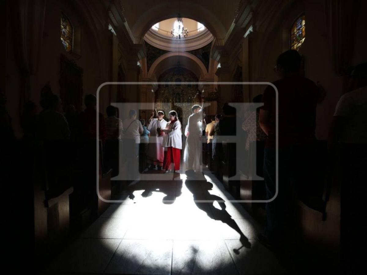 Catedral San Miguel Arcángel se llena de fe en el cierre de Semana Santa 2026