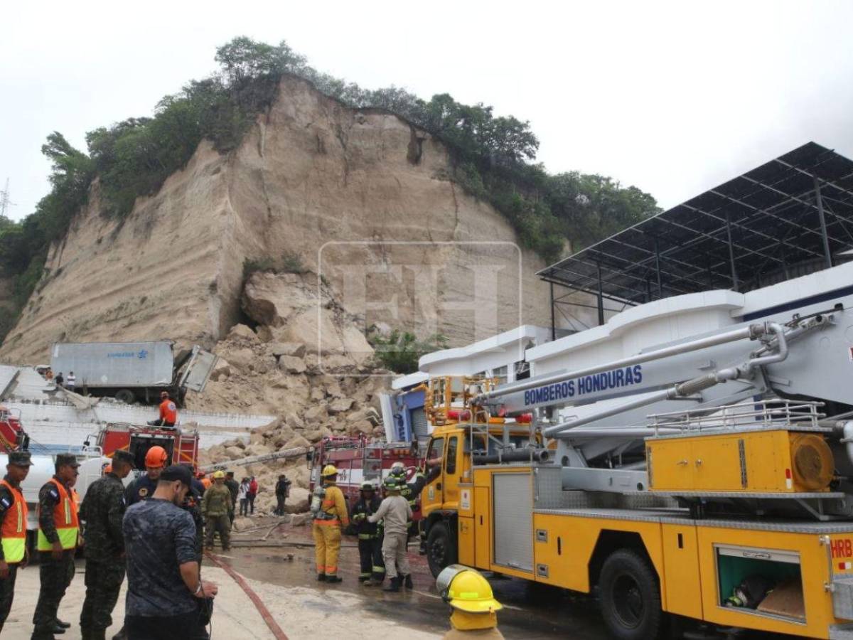 Titánica labor de bomberos, FF AA y policías para rescatar a personas atrapadas en bodegas