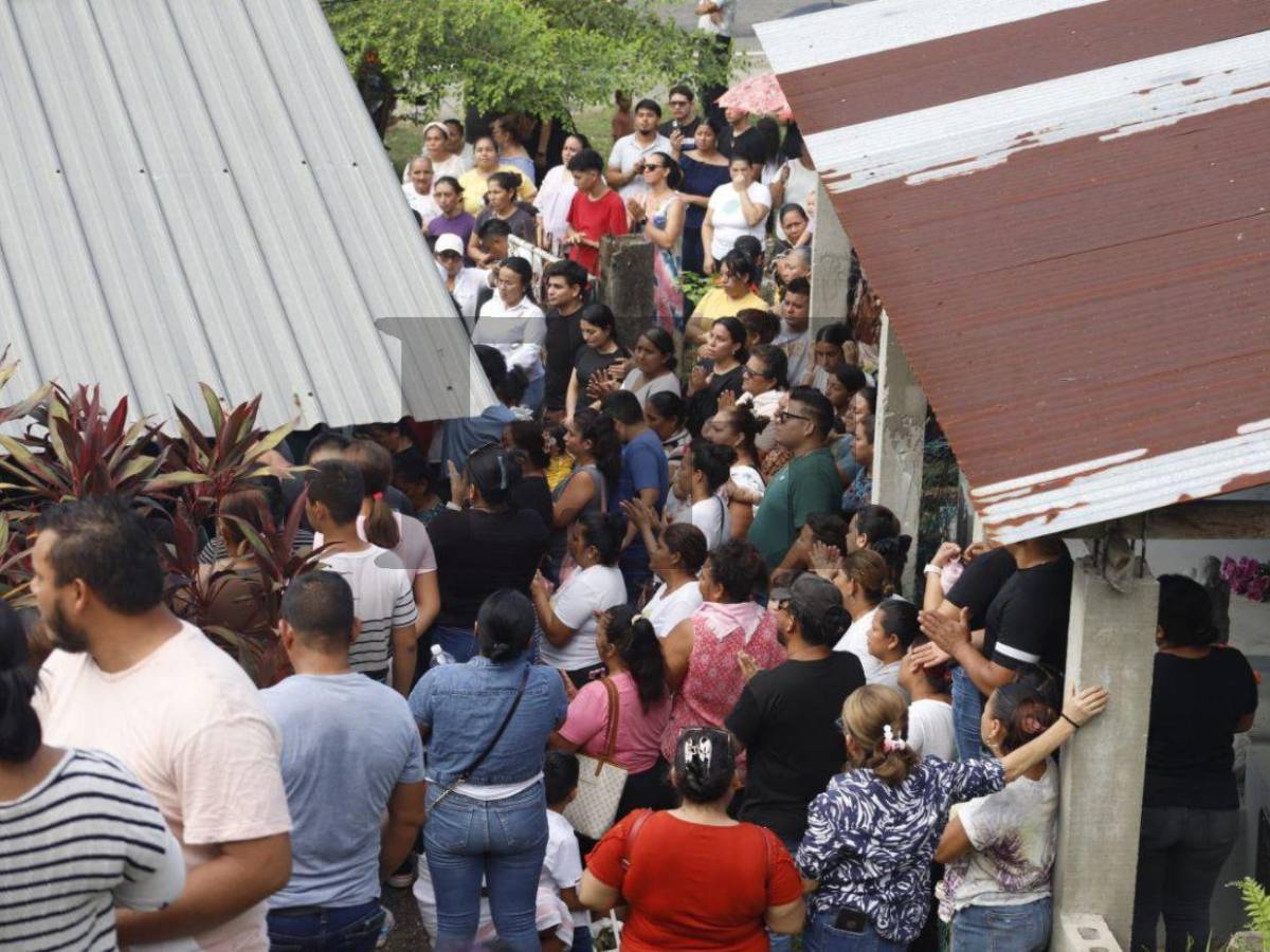 Con multitudinario entierro dan último adiós a Sebastián Serrano, menor muerto en accidente en Omoa