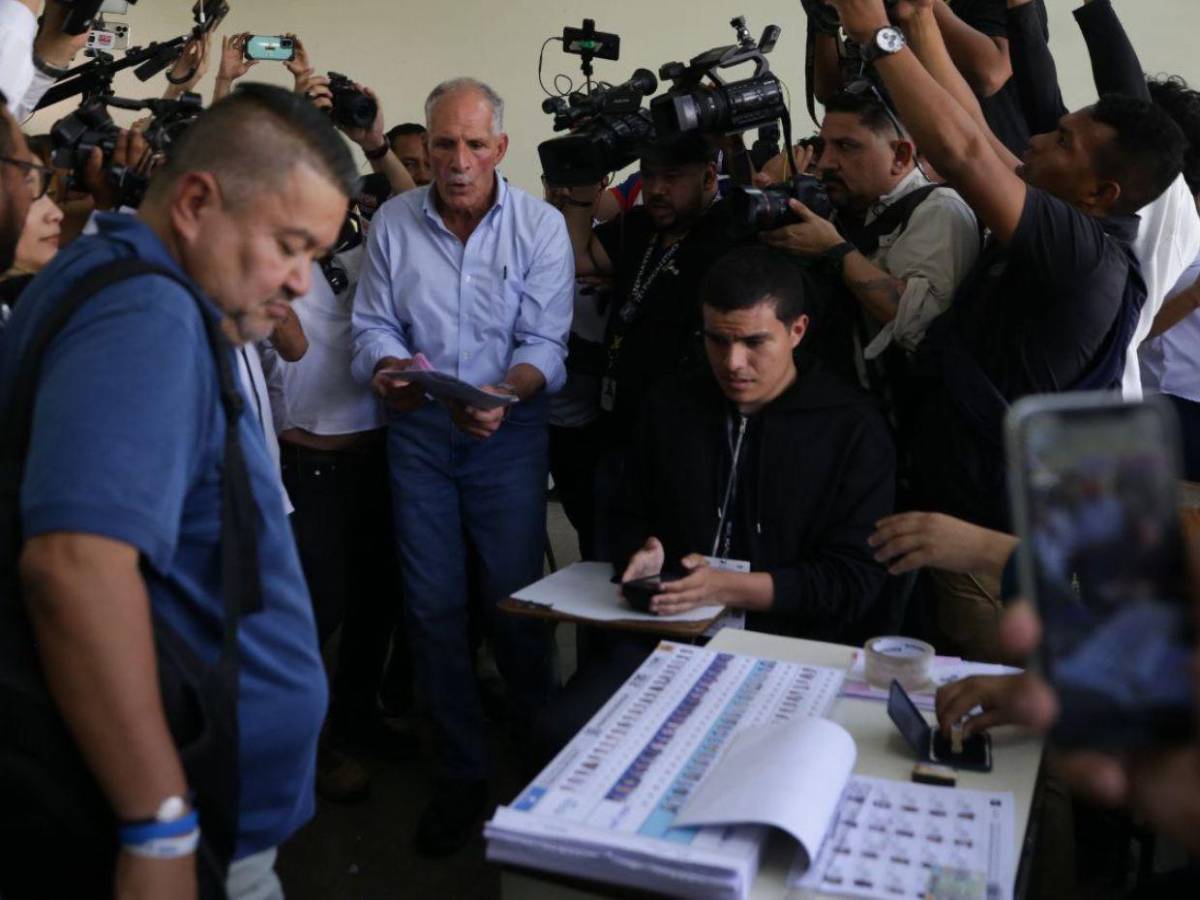 Nasry Asfura votó en la Universidad Pedagógica de la capital