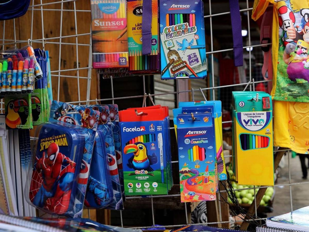 Uniformes y útiles escolares inundan mercados de Comayagüela a días del retorno a clases