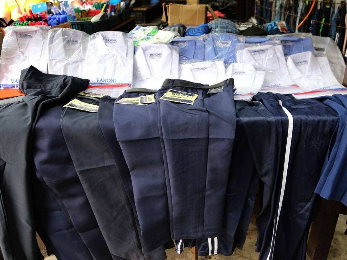 Uniformes y útiles escolares inundan mercados de Comayagüela a días del retorno a clases