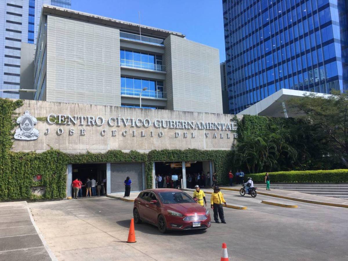 “No al cobro abusivo”: Empleados del CCG protestan por aumento en tarifa del parqueo