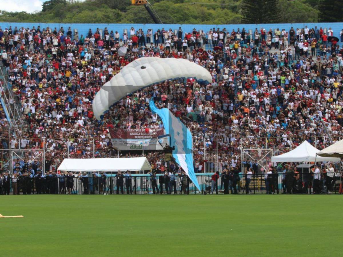 Cuadro a cuadro, así fue la brutal caída de un paracaidista en el Estadio Nacional