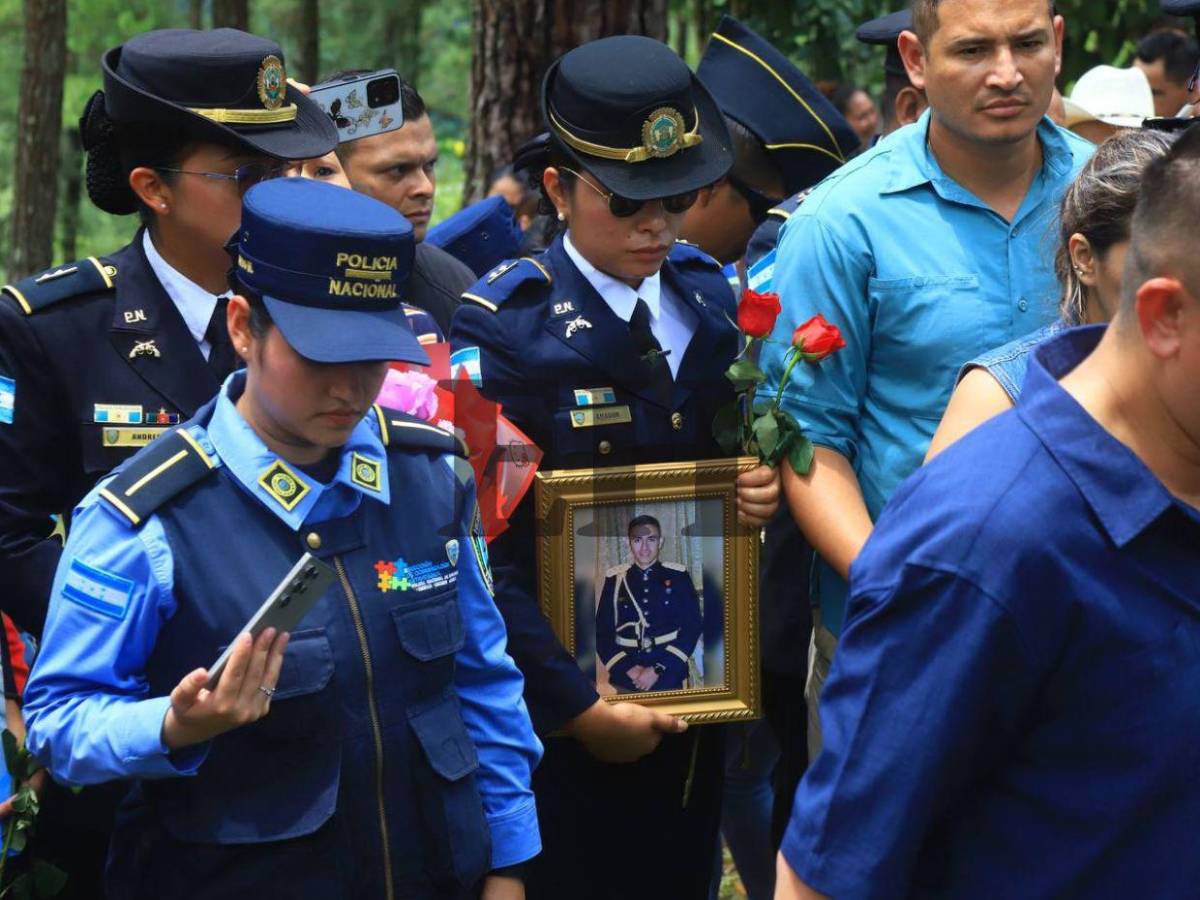 Compañeros de inspector Kevin Pérez lo despiden entre llanto y homenajes