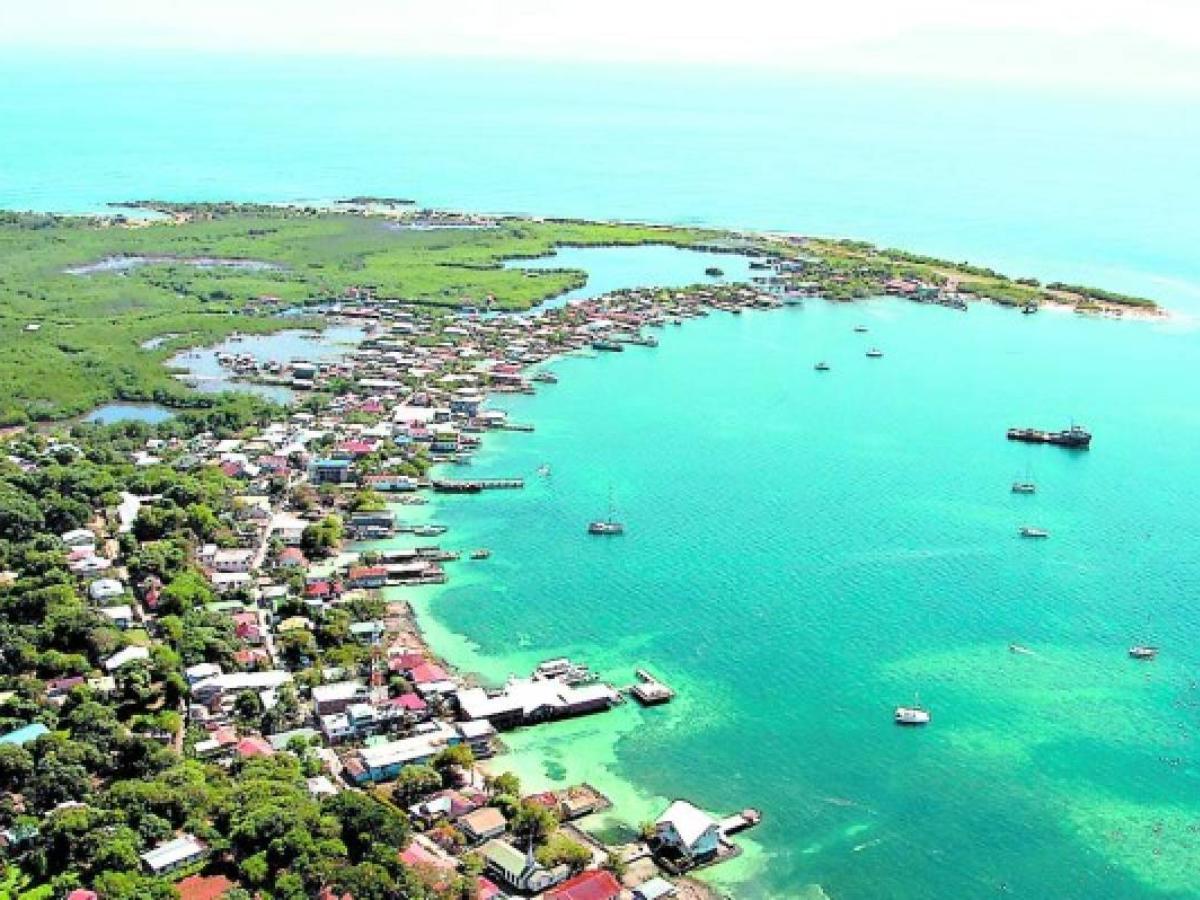 Las bellas aguas cristalinas de esta pequeña isla, encantan a los turistas.