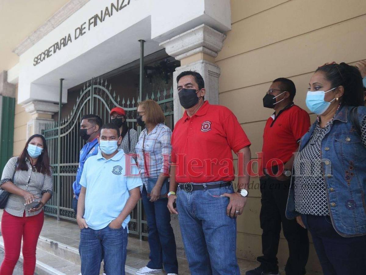 Docentes interinos exigen pago salarial atrasado