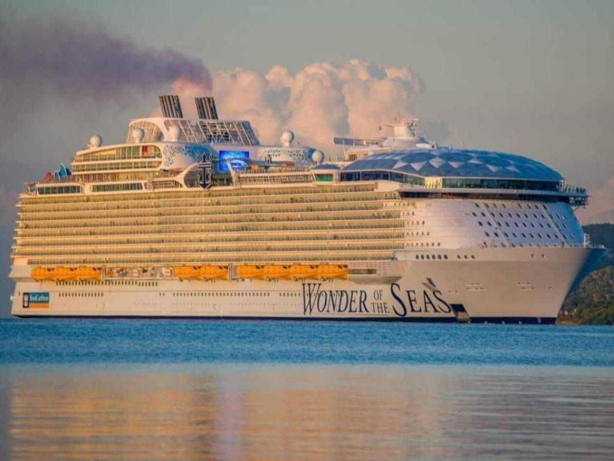 Llega a Roatán “Wonder of the Seas”, el crucero más grande del mundo