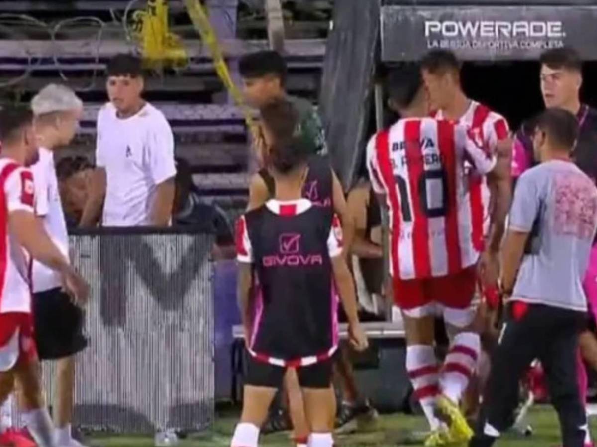 Aficionados le roban todo a jugadores del Instituto, equipo de Pedro Troglio