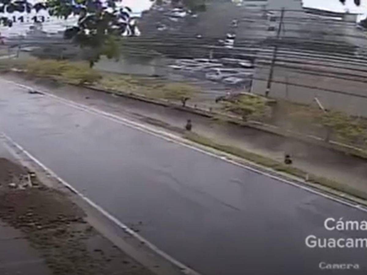 Cuadro a cuadro: cámaras captaron a Elvis Eliú Bautista jugando en la quebrada La Primavera