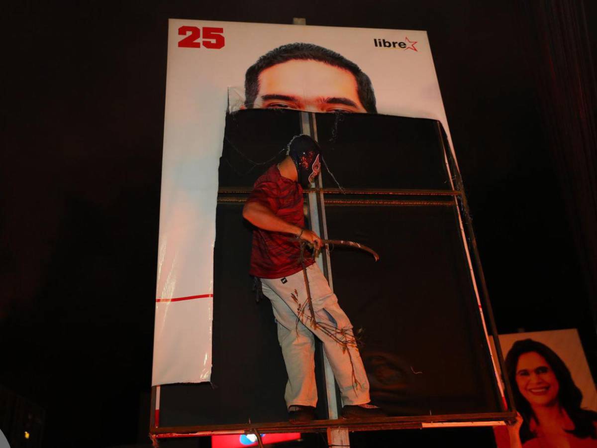 Quitando pancartas, encadenándose y cerrando calles: así fue la protesta de Libre