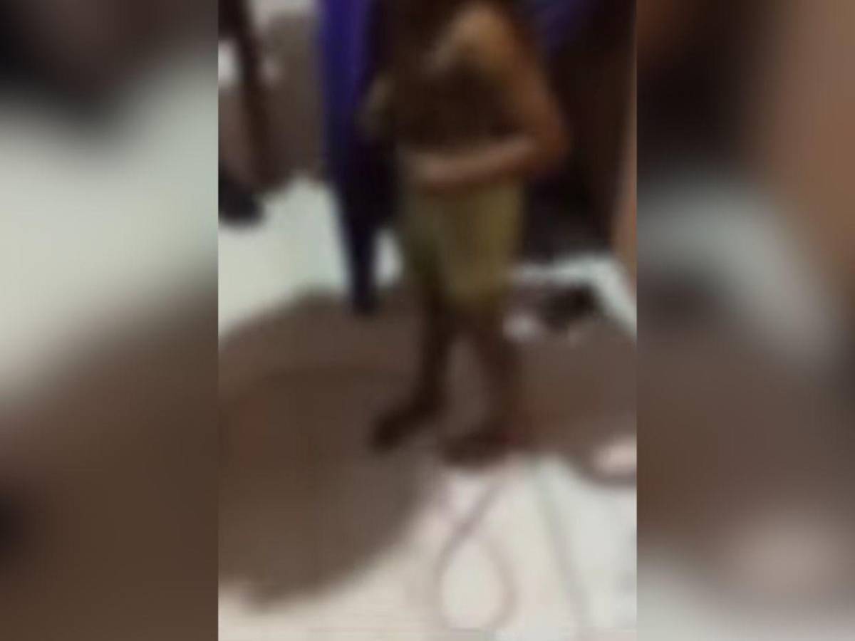 Estaban sin ropa y amarrados a una puerta: madre dejaba solos a sus hijos mientras salía a vender