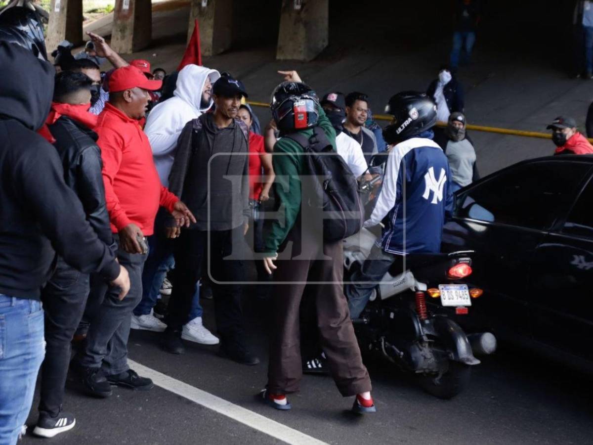 En fotos: con puñetazos y patadas, militantes de Libre atacan a motociclista cerca del CLE