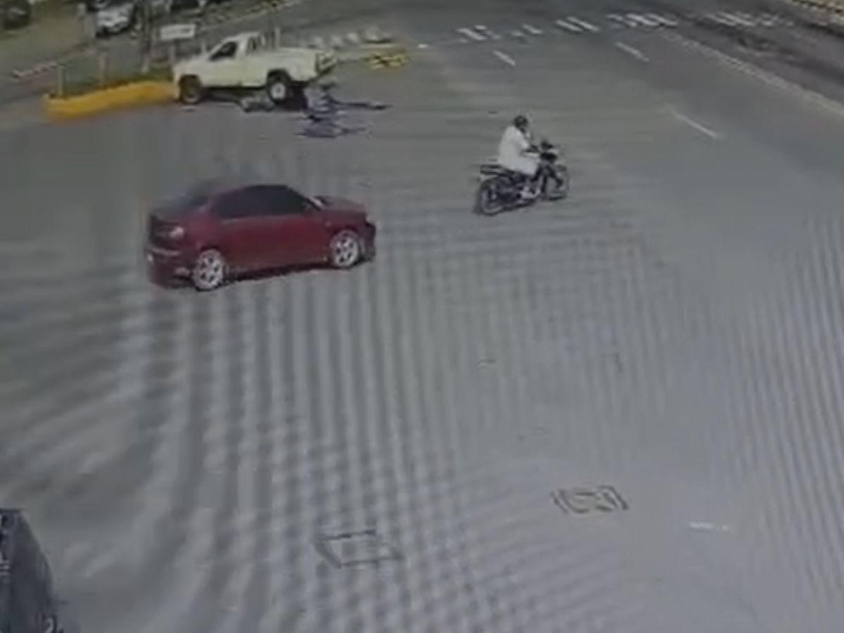 Cámaras captan el momento en que una mujer siguió y atropelló a su expareja tras una discusión