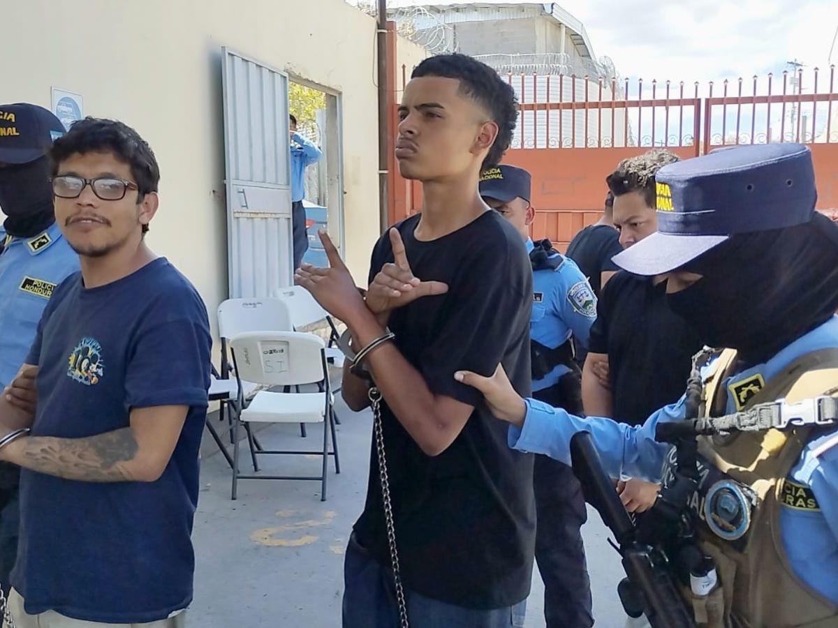 Con tatuajes en rostro, cabeza y pecho: ellos son los ocho pandilleros de la 18 capturados