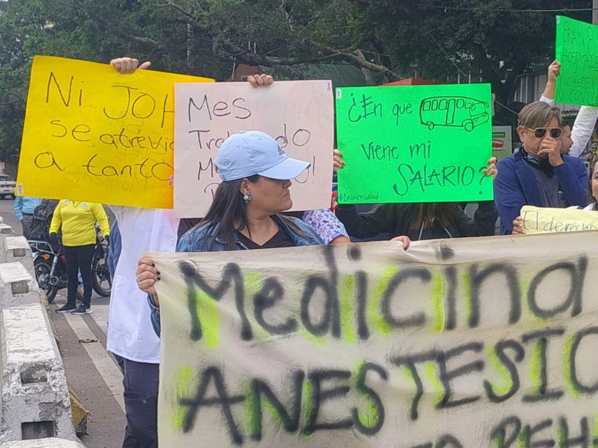 “Ni JOH se atrevió a tanto”: médicos en protestas por falta de pagos envían fuertes mensajes