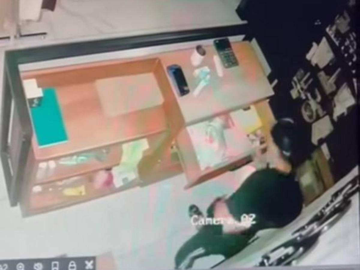 Cuadro a cuadro: asaltan negocio de Facundo Caballero en San Pedro Sula