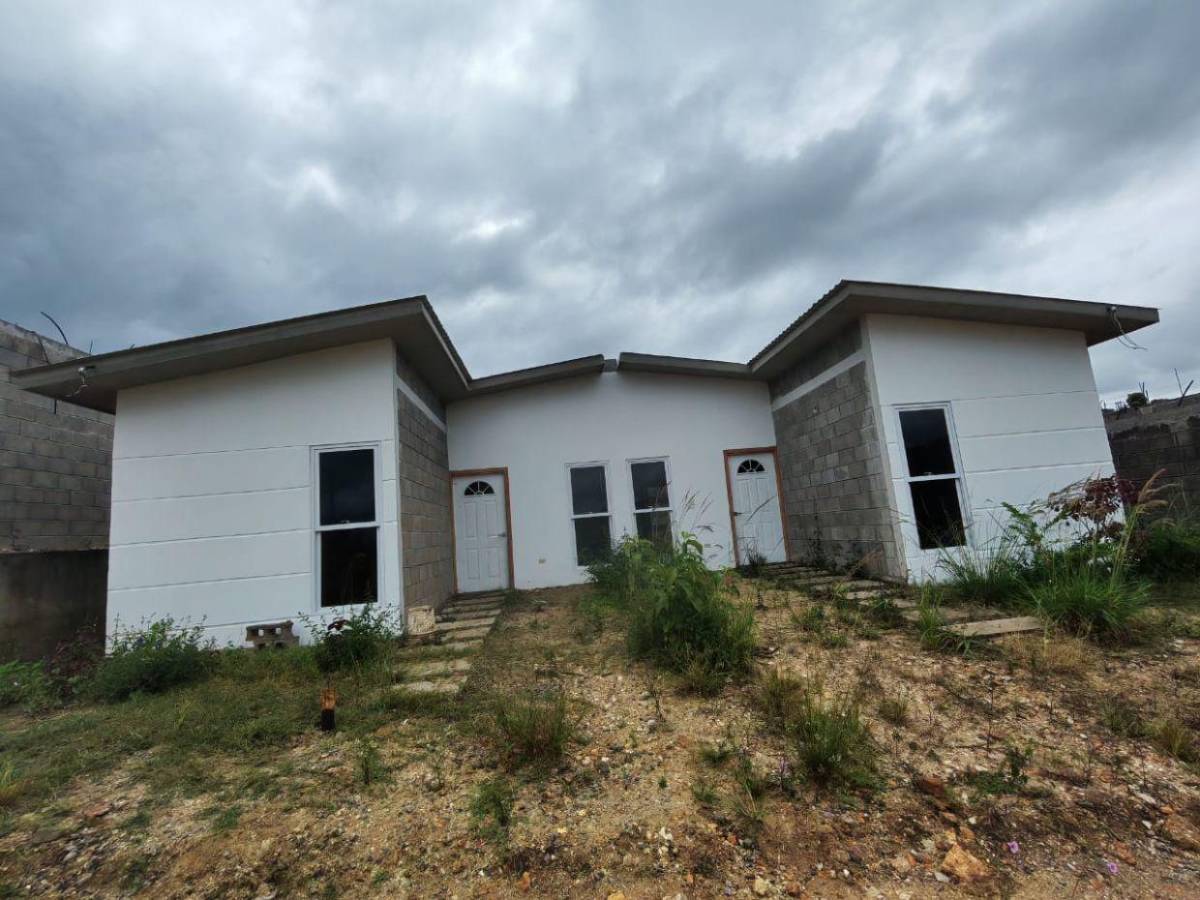 Maleza y abandono rodean el proyecto Villa Solidaridad en el Distrito Central