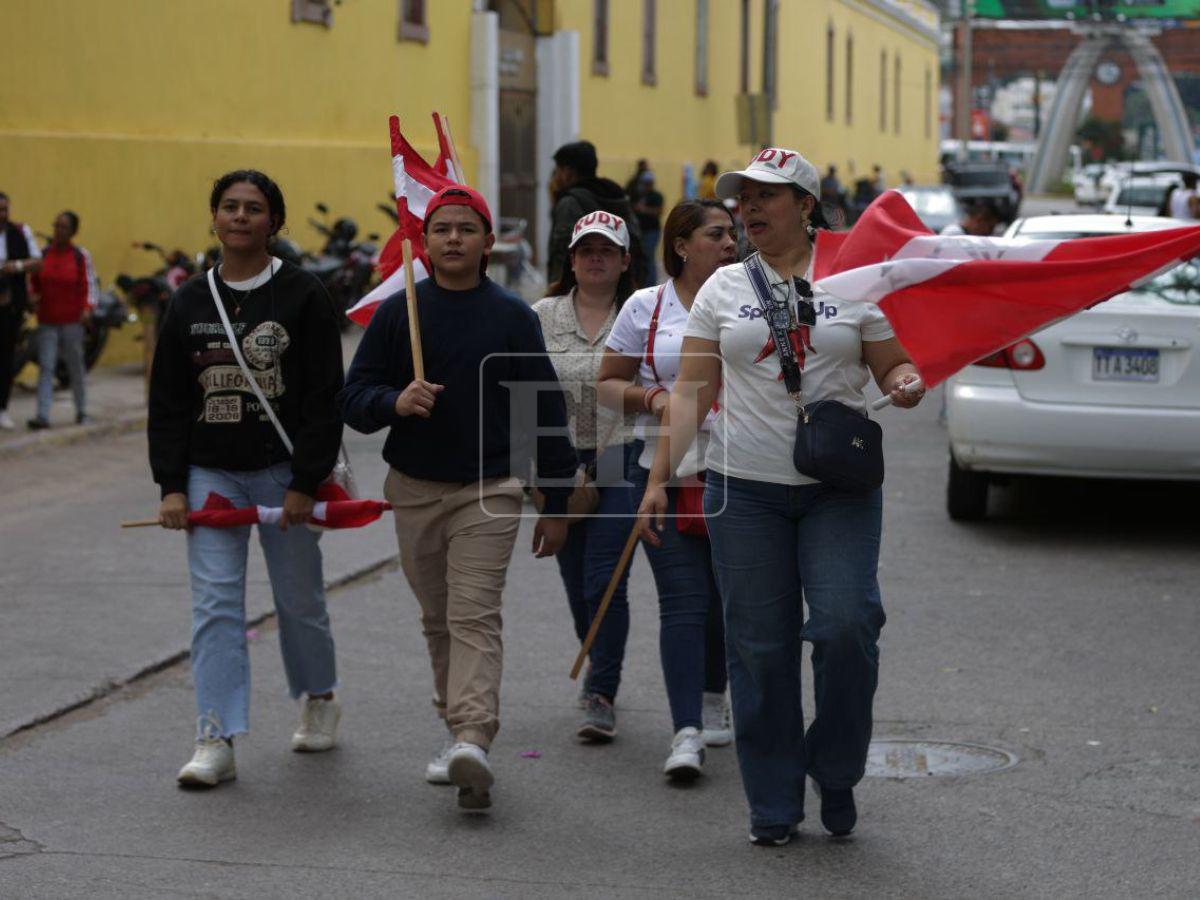 Exigen transparencia y voto por voto: liberales protestan en las afueras del CNE