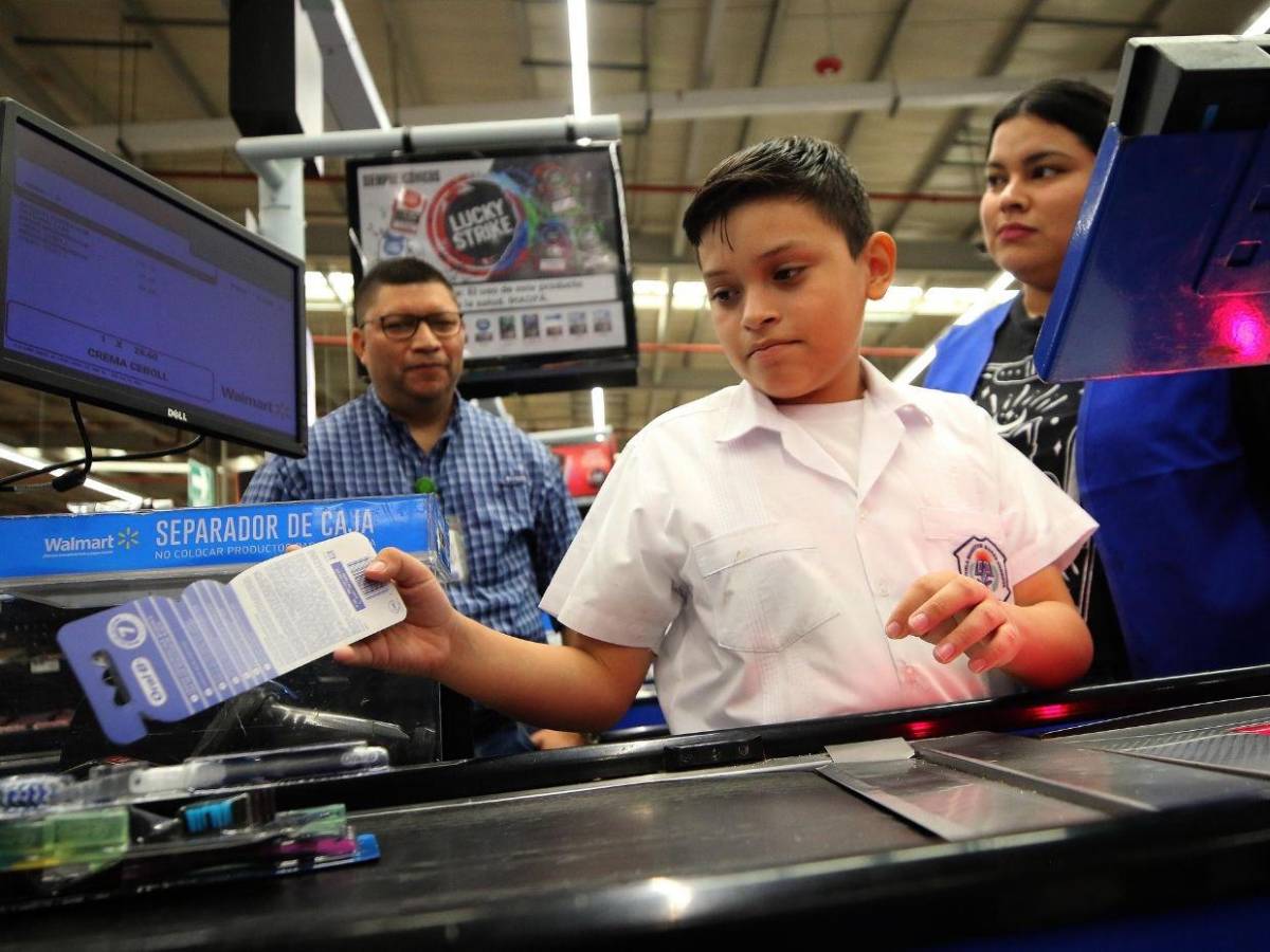 Los héroes ecológicos de Escuelas Amigables llevaron su alegría a Walmart