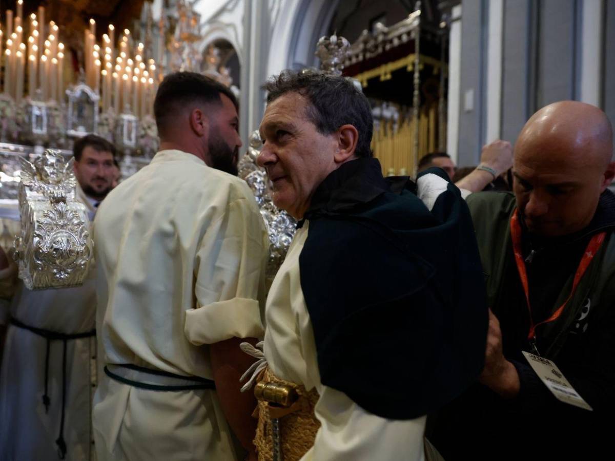 Antonio Banderas procesiona en Málaga y defiende la Semana Santa solidaria