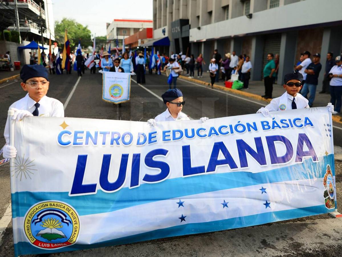 Color y fervor patrio engalanan los desfiles patrios en San Pedro Sula este lunes