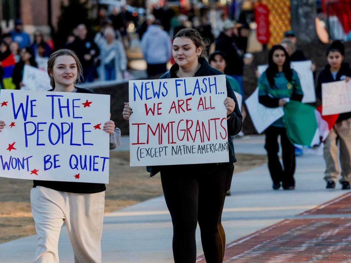 Miles de migrantes protestan contra redadas y deportaciones de Donald Trump
