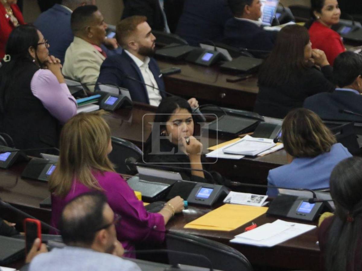 Diputados de Libre sacan silbatos en medio de lectura de denuncias de juicio político