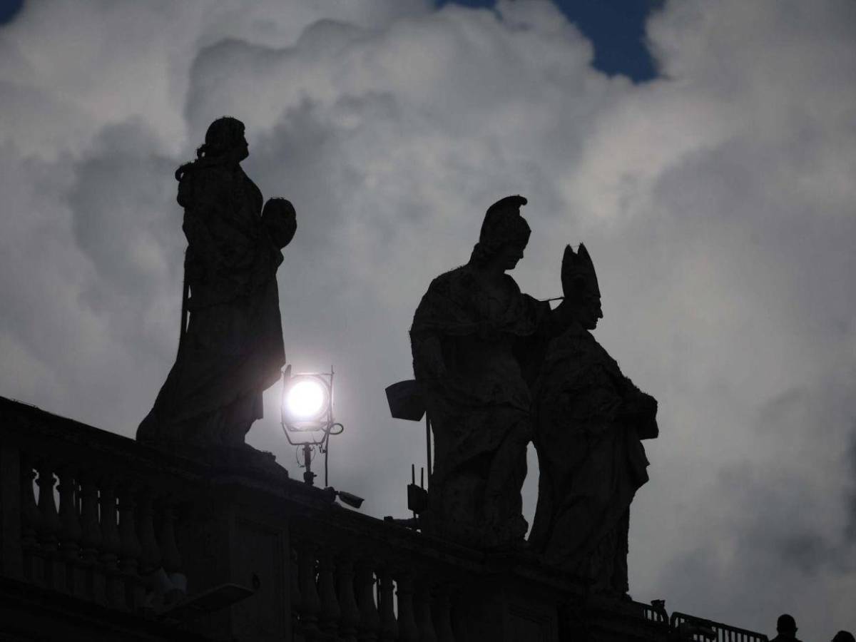 Imágenes de los fieles en el segundo día de cónclave