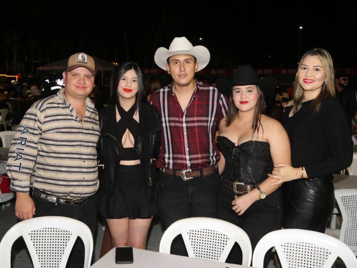 Sombreros, botas y flecos: la moda norteña del público en el concierto de Julión Álvarez