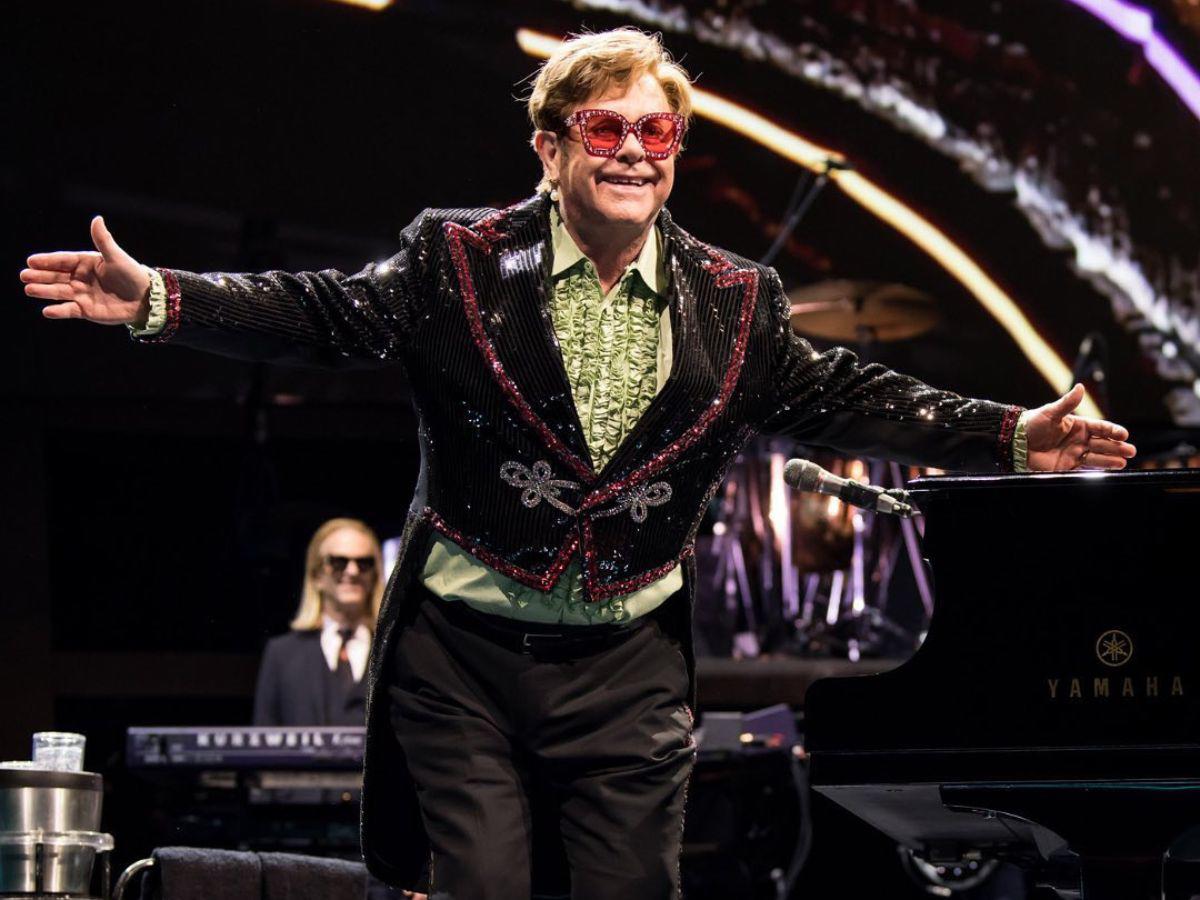 Elton John hospitalizado tras accidente en Niza