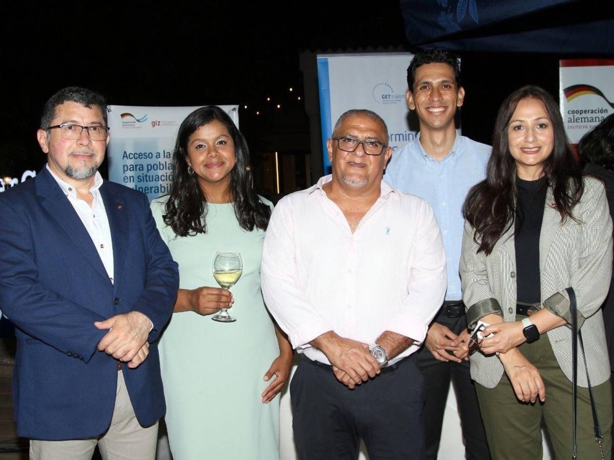 Anfitriones e invitados especiales brindan por la Unidad Alemana