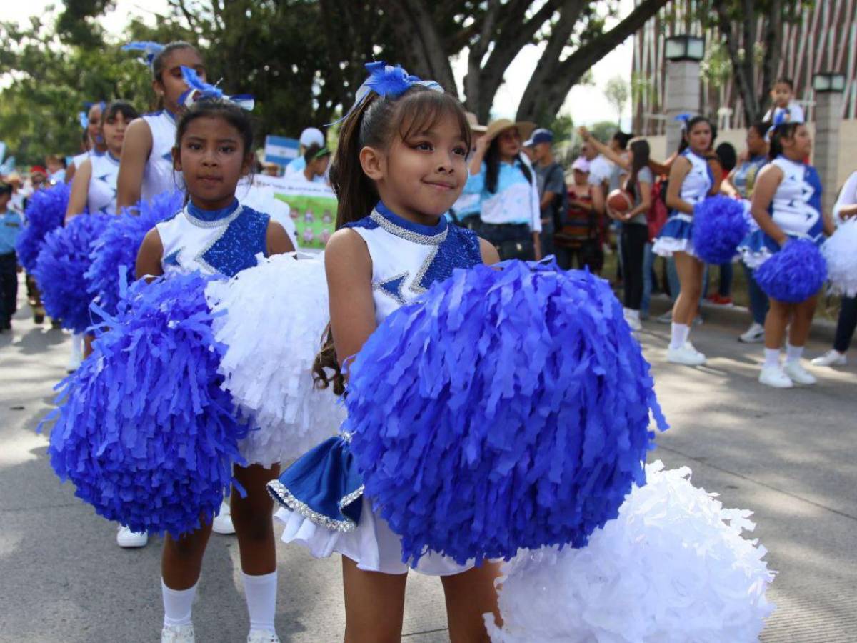 Las bellas palillonas y pomponeras que amenizaron los desfiles de educación básica 2025