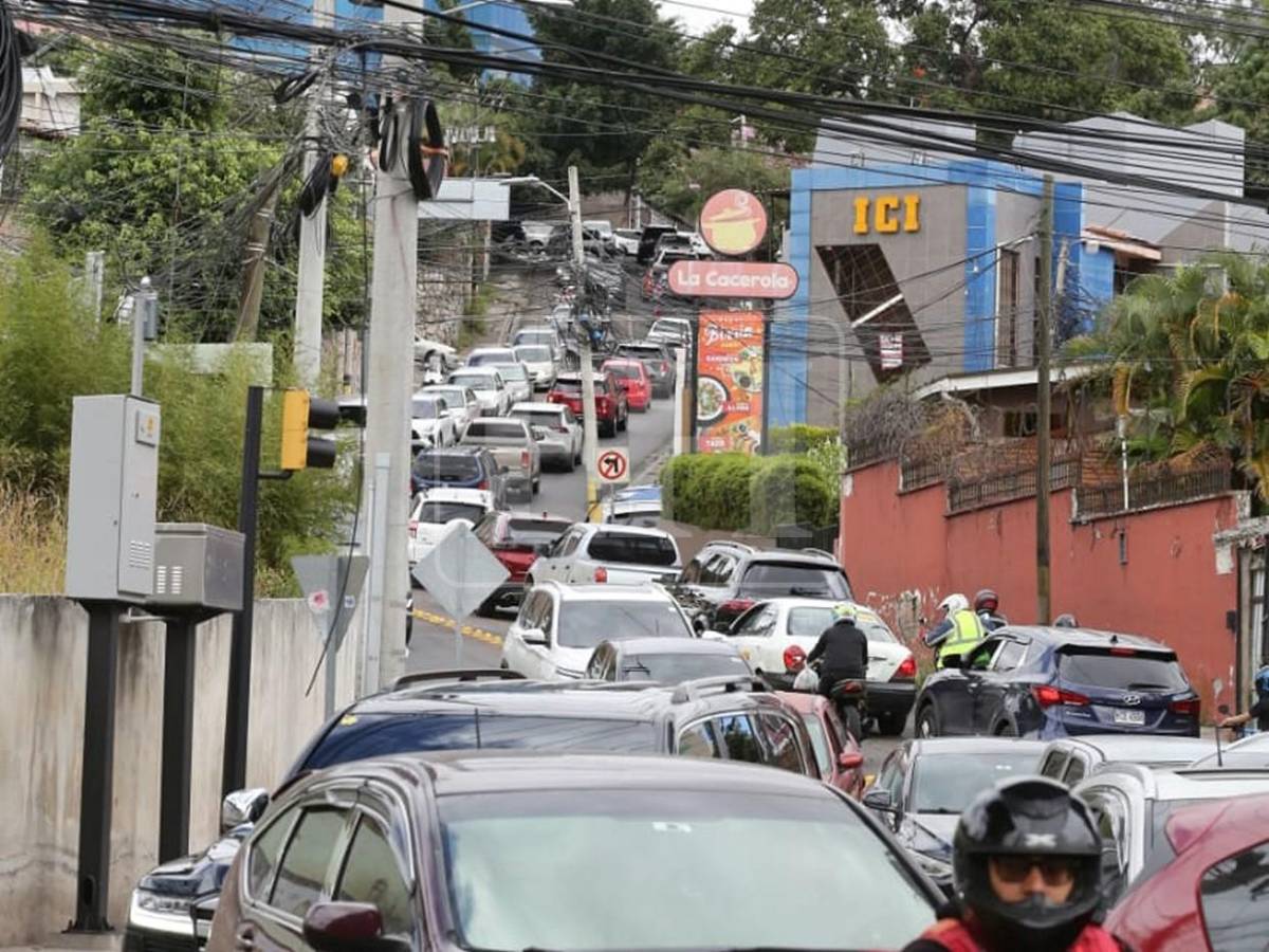 Largas filas tras asueto de medio día a empleados público por celebración en Suyapa